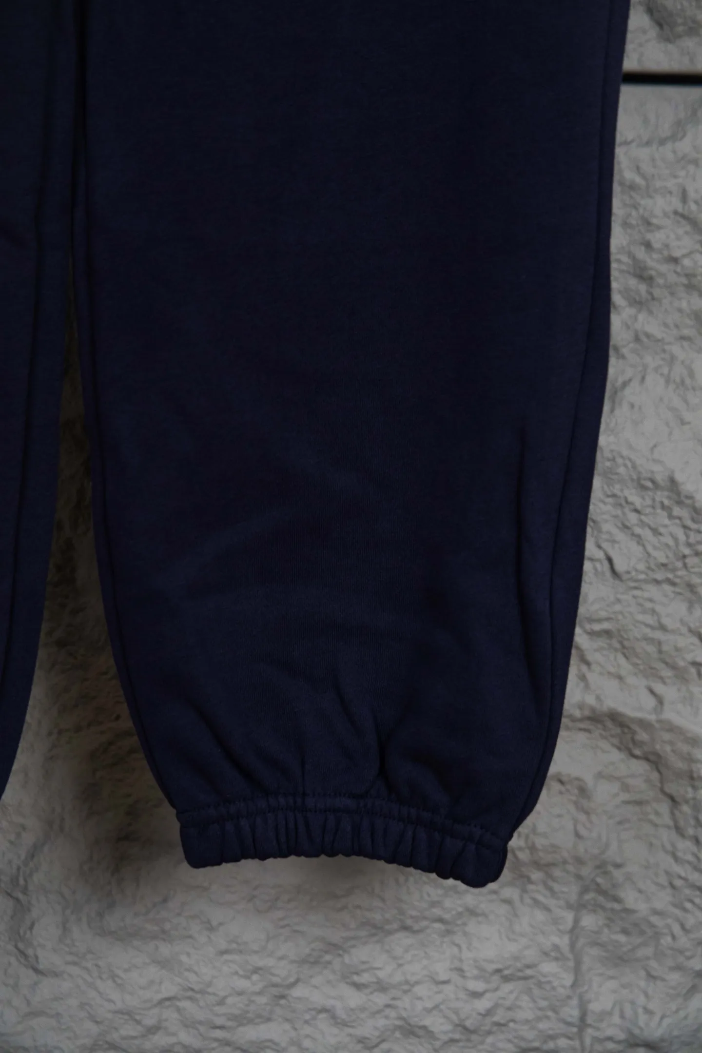 P170 Ralph Lauren Ralph Lauren suit sweatpants. Pure cotton with anti-static treatment. No dust, no lint. The elastic waist is used with a drawstring. Very friendly to the figure. The cotton is comfortable and soft. The upper body is casual and free. Regular beveled double pockets on both sides. The white brand logo on the left leg collides with the black of the pants. Although it is small, it is quite recognizable. The brand adds a young and fashionable atmosphere to the original high-end sense. It can be called a cold protection weapon. A simple base layer is enough to withstand the severe cold and make it more fluffy and warm. Color: Gray, Black, Navy SIZE: S-XL